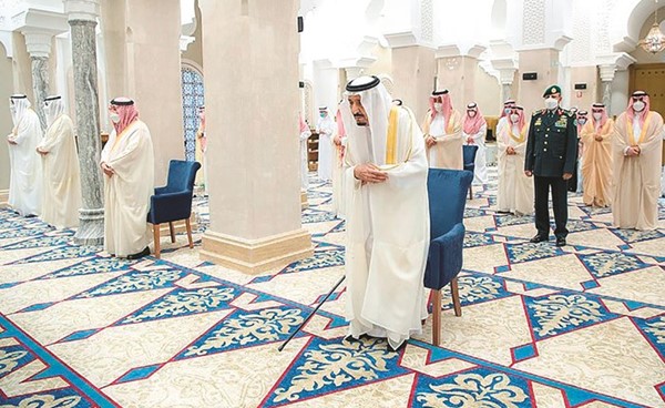 خادم الحرمين الشريفين الملك سلمان بن عبدالعزيز يؤدي صلاة العيد في نيوم	(واس)