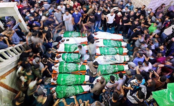 فلسطينيون يشيعون في مسجد العمري شهداء سقطوا في غارة إسرائيلية على غزة	(ا.ف.پ)