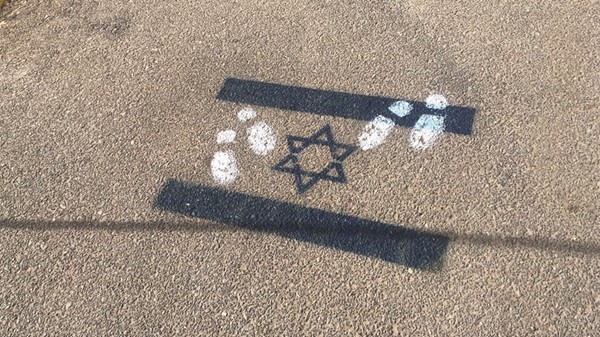 علم إسرائيل تحت الأقدام في ممشى الرميثية وإخطار أمن الدولة بالواقعة