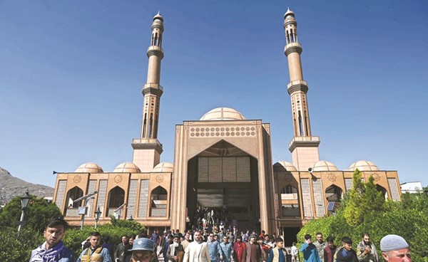 المصلون يخرجون من المسجد بعد أداء صلاة عيد الفطر في كابول (أ.ف.پ)