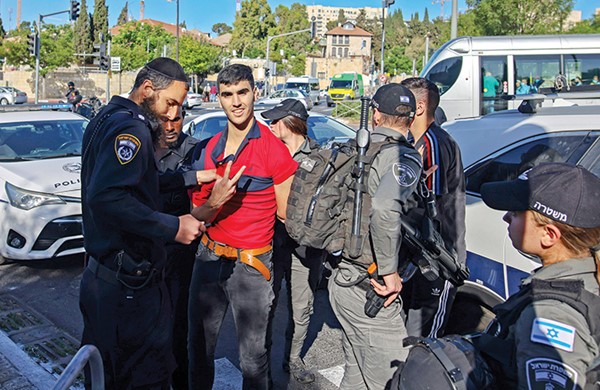 قوات الاحتلال تعتقل فلسطينيا قرب بوابة دمشق في القدس المحتلة (أ.ف.پ)