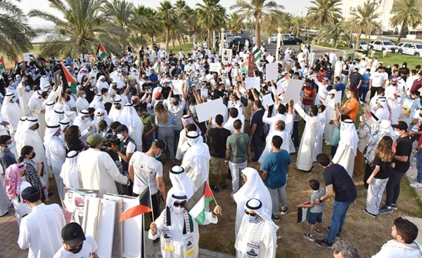 حضور حاشد في ساحة الإرادة دعما للشعب الفلسطيني