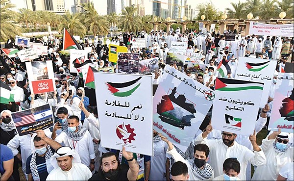 حشود ترفع لافتات التضامن مع القضية الفلسطينية ومعارضة التطبيع مع الكيان الصهيوني في ساحة الإرادة أمس 	(محمد هنداوي)