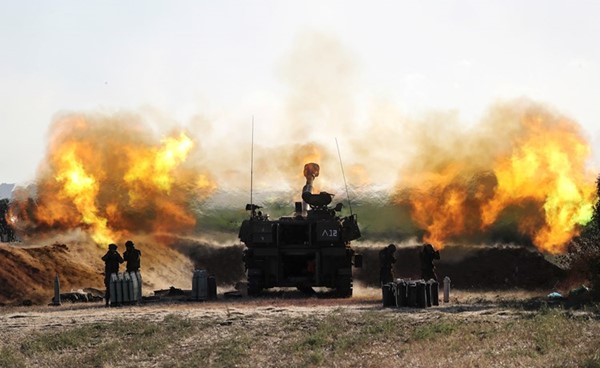 المدفعية الإسرائيلية تدك قطاع غزة 	(رويترز)