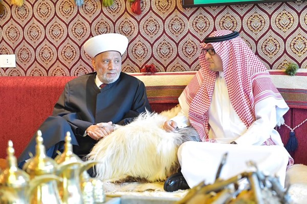 المفتي عبداللطيف دريان خلال زيارة تضامنية إلى دارة السفير السعودي