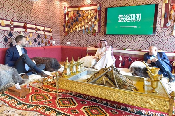 رئيس اللقاء الديموقراطي النائب تيمور جنبلاط متحدثا إلى السفير البخاري