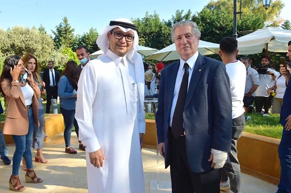 رئيس الجمهورية الأسبق أمين الجميل مع السفير وليد بخاري في دارته