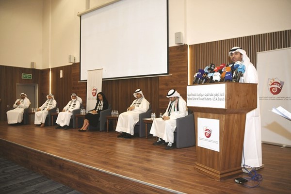 رئيس اتحاد طلبة الكويت - فرع الولايات المتحدة عبدالعزيز الكندري خلال كلمته ومتابعة من المتحدثين في المهرجان