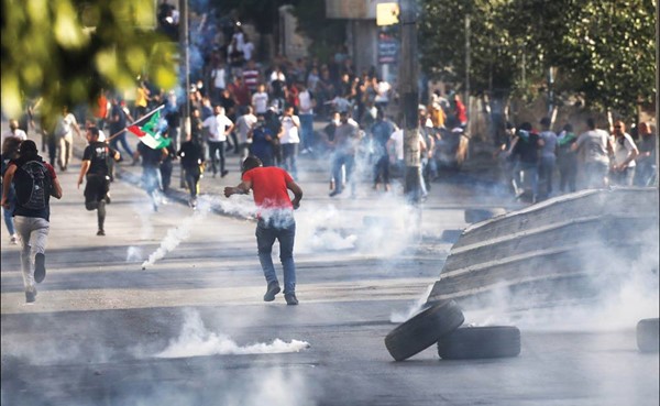 محتجون فلسطينيون يواجهون قوات الاحتلال في بيت لحم بالضفة المحتلة	 (رويترز)