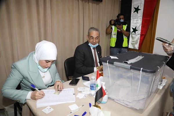 باسل زاعور وسراب جوالة يتأكدان من بيانات الناخبين