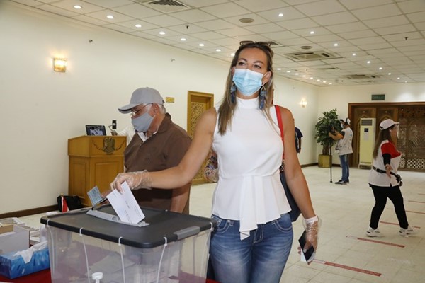 إحدى الناخبات تدلي بصوتها