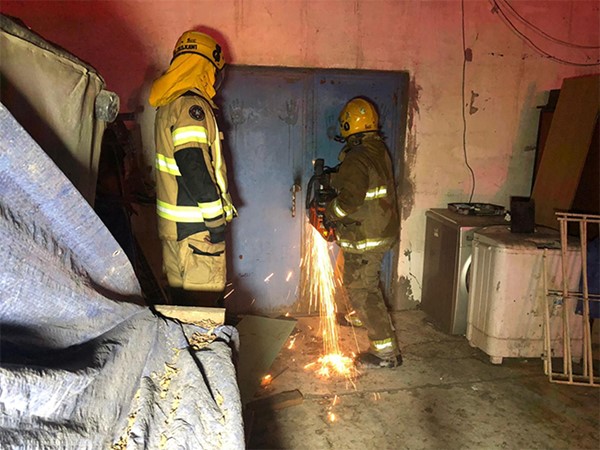 بالفيديو.. 5 فرق للإطفاء تسيطر على حريق هائل اندلع في مصنع إعلانات كهربائية في الشويخ الصناعية