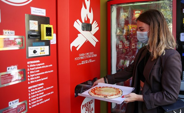 كيف يستقبل الإيطاليون ماكينة البيع الذاتي للبيتزا؟
