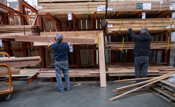 زيادة حادة في أسعار الأخشاب تكبح بناء المساكن في أمريكا