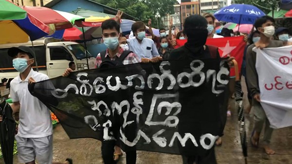 بالفيديو.. المجلس العسكري البورمي يهدد بحل حزب أونغ سان سو تشي