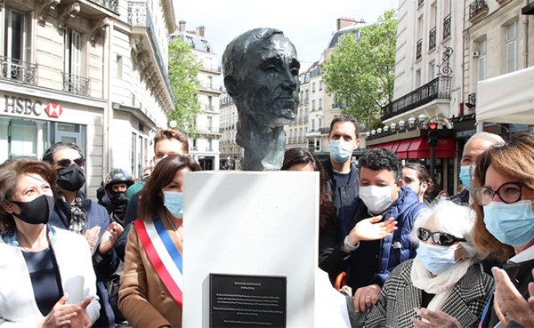 تدشين تمثال نصفي للمغني شارل أزنافور في باريس