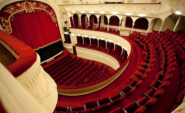مسرحيون وعاملون في قطاع العروض الفنية ينهون احتلال مسرح أوديون في باريس