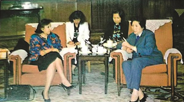 لقاء رئيسة اتحاد النساء لعموم الصين السابقة تشن موهوا بالسيدة لولوة في 1990