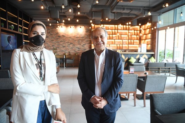 مازن رعدية متحدثا للزميلة آلاء خليفة