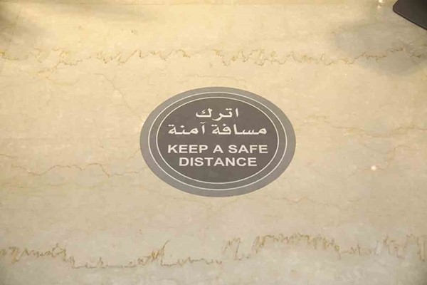علامات أرضية للحفاظ على التباعد