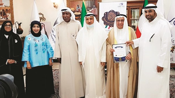 إبراهيم البغلي وعلي حسن مع أعضاء اللجنة العليا لجائزة جدارة