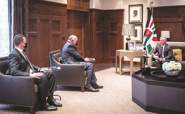 العاهل الأردني الملك عبد الله الثاني مستقبلا وزير الخارجية المصري سامح شكري	(بترا)