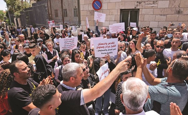 فلسطينيون يتظاهرون امام المحكمة رفضا لمحاولات طرد سكان حي سلوان بالقدس المحتلة	(أ.ف.پ)