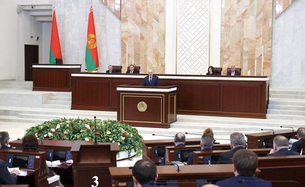 رئيس بيلاروسيا ألكسندر لوكاشنكو خلال إلقاء كلمة أمام نواب البرلمان	(أ.ف.پ)