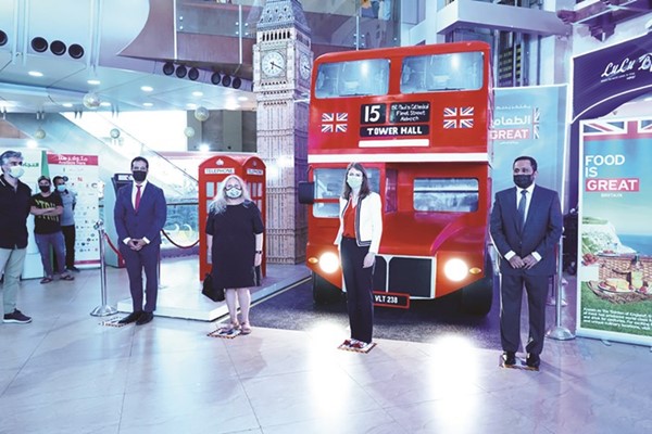 السفيرة بليندا لويس وعدد من أعضاء الإدارة العليا في لولو هايبر ماركت