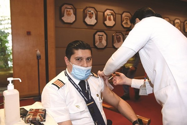 تطعيم أحد موظفي الكويتية