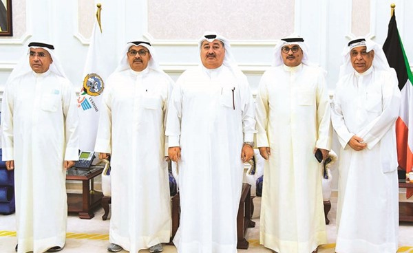 لقطة جماعية عقب توقيع اتفاقية تفعيل TIR بين الجمارك والنادي الدولي الكويتي للسيارات