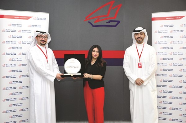 تكريم بنك الخليج على رعايته للمعرض الوظيفي الافتراضي الأول للجامعة الأمريكية في الشرق الأوسط