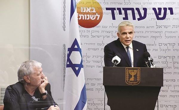 زعيم المعارضة الإسرائيلية يائير لابيد يلقي بيانا للصحافة 	 (رويترز)