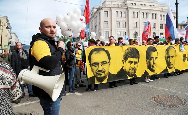 صورة أرشيفية للمعارض الروسي أندريه بيفوفاروف خلال مظاهرة سانت بطرسبرغ	(رويترز)