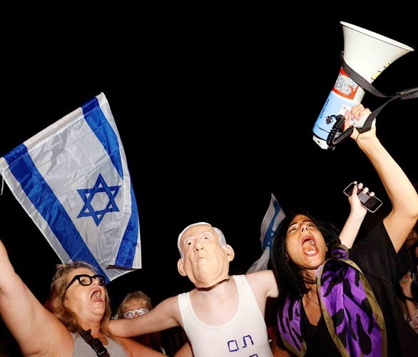 محتجون اسرائيليون مؤيدون للمعارضة يتظاهرون ضد نتنياهو	(أ.ف.ب)