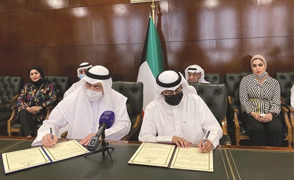 كامل العبدالجليل ومحمد ثلاب خلال توقيع الاتفاقية