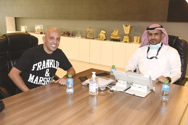 ريكاردو سوبرال كاكاو متحدثا إلى الزميل يحيى حميدان	(أحمد علي)