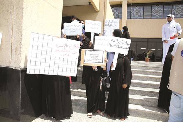 عدد من الأمهات خلال الاعتصام أمام الصحة للمطالبة بوقف الاختبارات الورقية