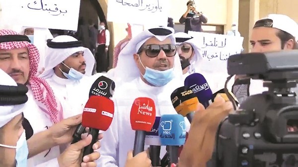 النائبان فرز الديحاني وسعود أبو صليب يتحدثان خلال اعتصام الطلبة أمام وزارة الصحة