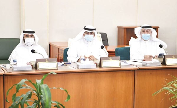خليل الصالح وم.أحمد الحمد وسعدون حماد أثناء اجتماع اللجنة المالية