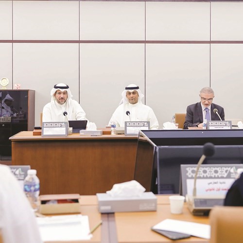 د.عبدالكريم تقي وأحمد دشتي والشيخ عبدالله الأحمد أثناء اجتماع اللجنة