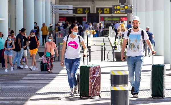 السياح يصلون إلى مطار سون سانت جوان في بالما دي مايوركا في إسبانيا	(أ.ف.پ)