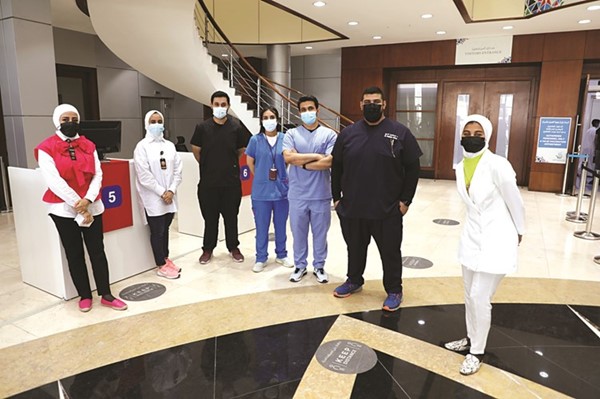 جنود مركز الكويت للتطعيم