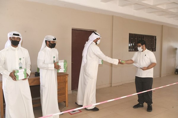 تسليم الطلبة مستلزمات التعقيم