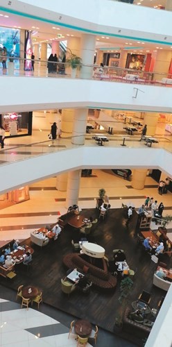 جانب من عودة الحركة في المجمع إلى طبيعتها