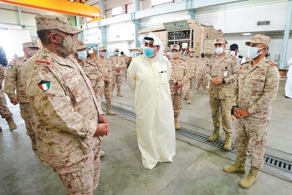 الشيخ حمد جابر العلي والفريق الركن خالد صالح الصباح والفريق الركن فهد الناصر خلال الجولة