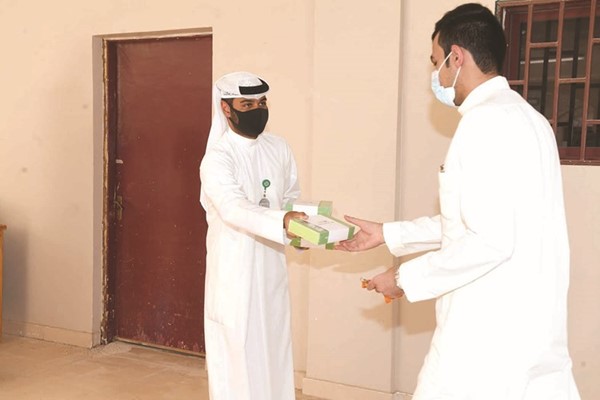 توزيع المعقمات على الطلبة