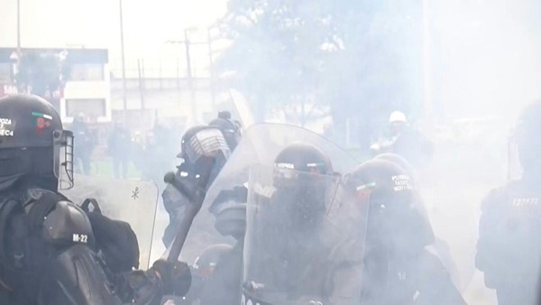 بالفيديو.. الآلاف المتظاهرين يغزون مجددا شوارع كولومبيا