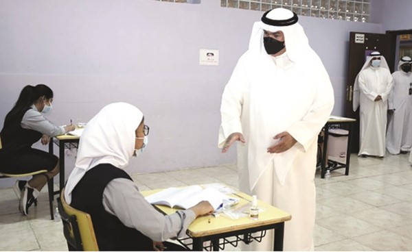 وزير التربية د.علي المضف يطمئن من إحدى الطالبات على مستوى الاختبار