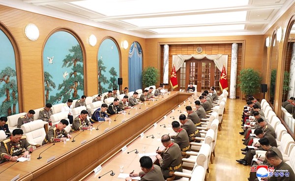 زعيم كوريا الشمالية كيم جونغأون مترئسا اجتماع اللجنة العسكرية المركزية لحزب العمال الحاكم	(أ.ف.پ)